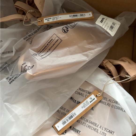 SKIMS Bundle - 32C/32D Set - Picture 4 of 4